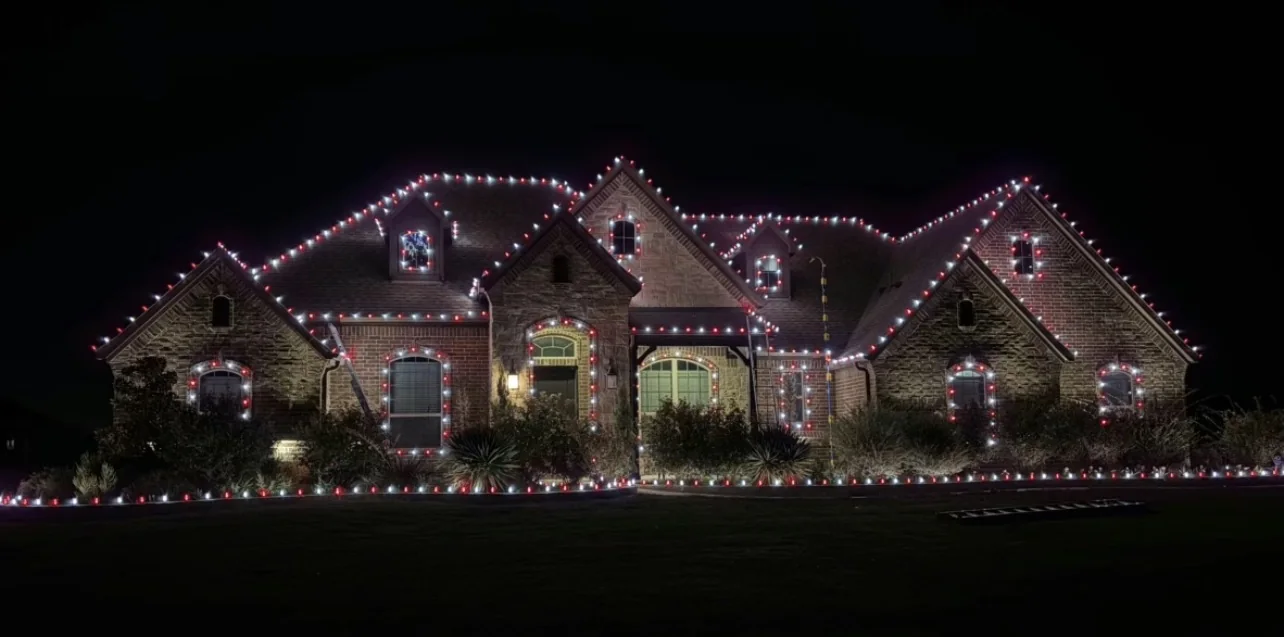 Stone estate in alternating red and white bulbs